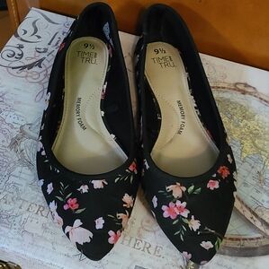 Ladies shoes 9.5 Time and Tru flats